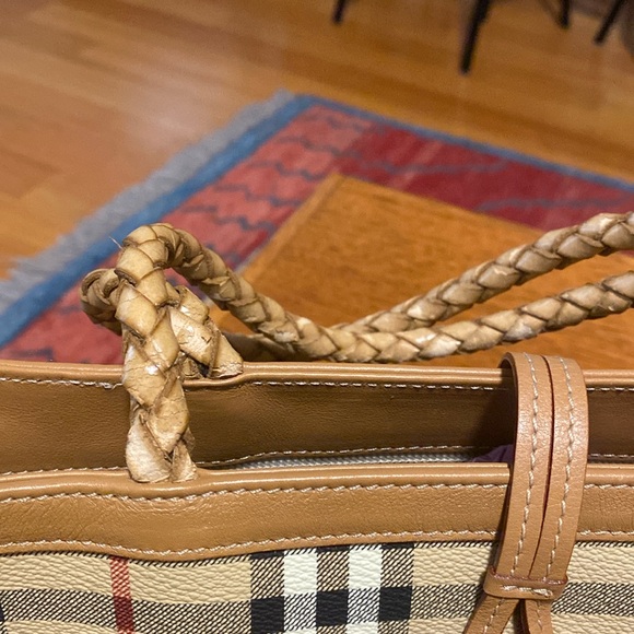 Burberry London Authentic handbag. In better than good condition. - Picture 9 of 16